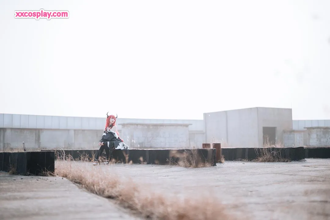 Mianbingxianer sebagai Surtr - Iblis Berapi Arknights